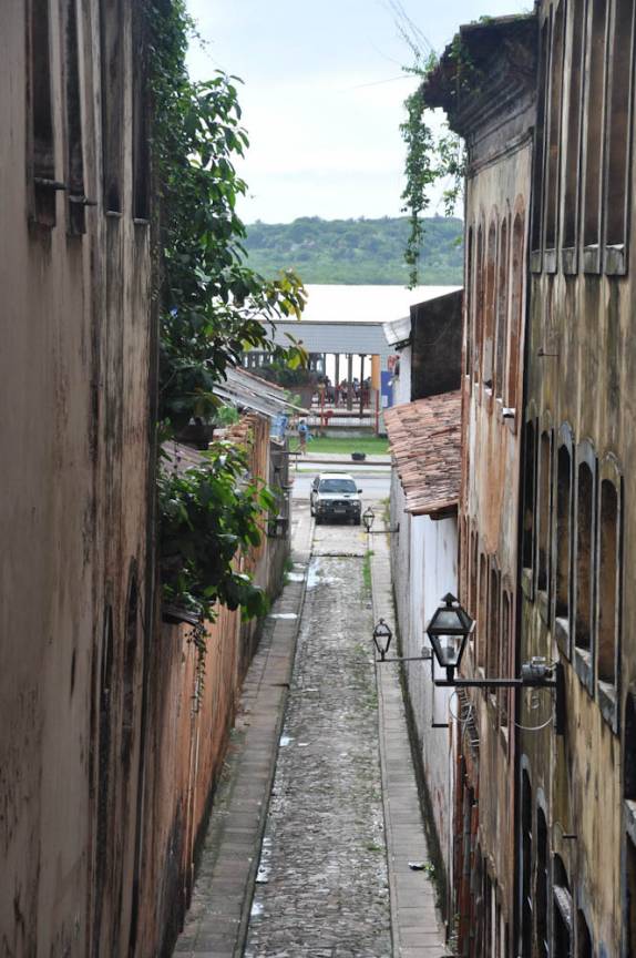 Um dos muitos becos estreitos no centro histórico de São Luís - MA